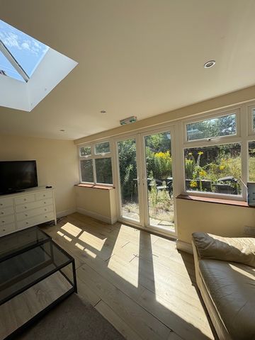 6 bed house to rent in Earlham Green Lane, Norwich, NR5 - Photo 3