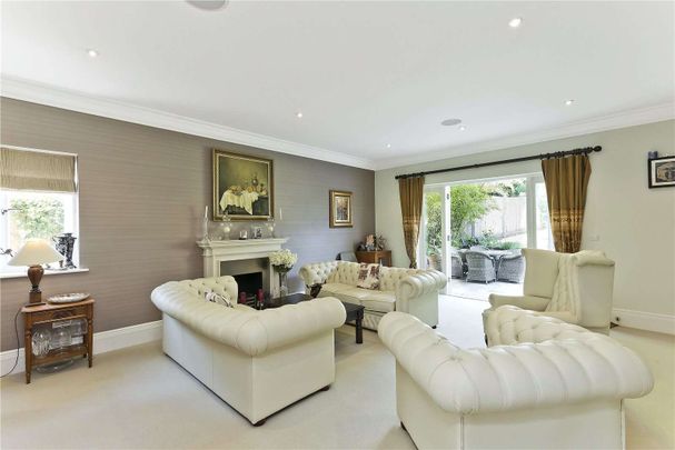 A modern family home in a popular Cobham residential road. - Photo 1
