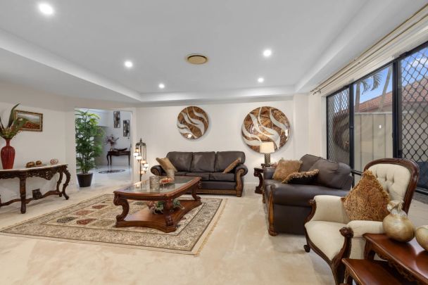 A Beautiful Waterfront Large Family Home in Hope Island - Photo 1