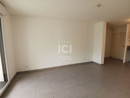 Appartement T2 de 43.13 m² avec balcon + stationnement - Centre ville TREILLIERES - Photo 2