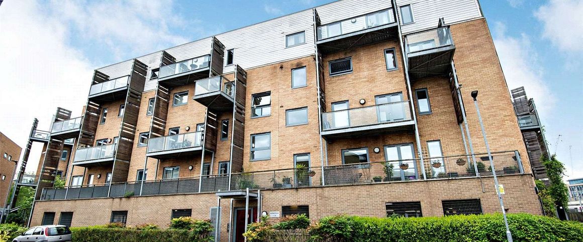 A modern two bedroom flat with allocated parking convenient for the city centre and railway station. - Photo 1
