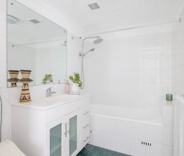 Fully furnished apartment with pool views in Glebe - Photo 1