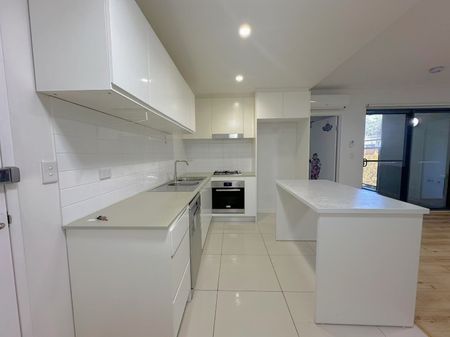 Spacious and Modern Apartment with Timber Floors in a Prime Toongabbie Location - Photo 2