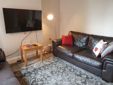 4 bedroom house, 1 en-suite - Photo 2