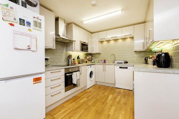 3 bedroom 1 bath close to Seven Sisters Road station with a garden - Photo 1