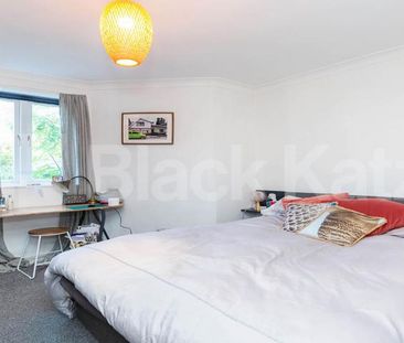 Beautiful one double bedroom set in a period conversion - Photo 4
