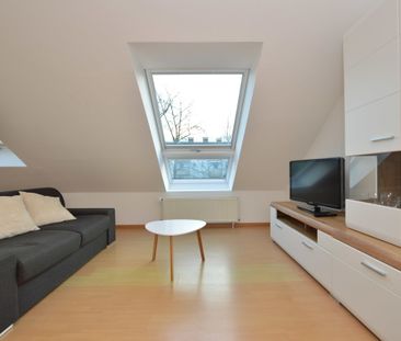 Lörick – Seestern: Gemütliche Dachgeschoß-Wohnung im Reihenendhaus - Photo 2