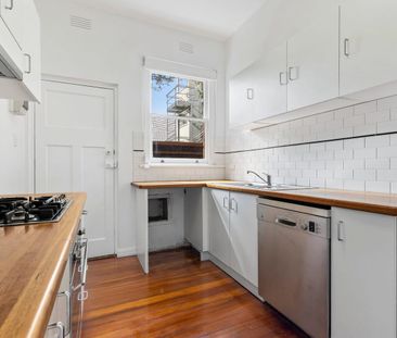 Beautifully Updated Oversized One-Bedroom with Courtyard - Photo 4