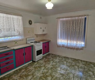 LOVELY 3 BEDROOM FAMILY HOME OVERLOOKING A PARK - Photo 6