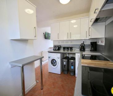 1 bedroom in a house share to rent - Photo 2