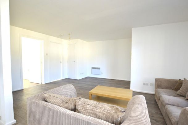 2 bedroom Flat To Let - Photo 1