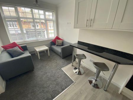 3 bedroom flat to rent - Photo 4