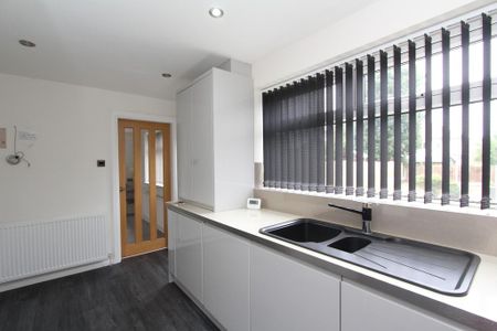 3 bedroom semi-detached house to rent - Photo 2
