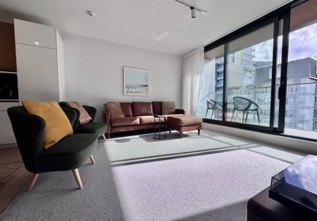 West facing one bedroom apartment with a large study/bedroom - Photo 2