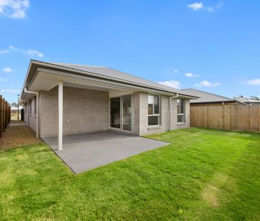 Spacious and Modern Living: 4-Bedroom Family Home with Double Garage. - Photo 3