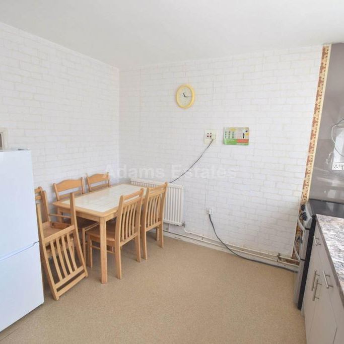 4 bedroom flat to rent - Photo 1
