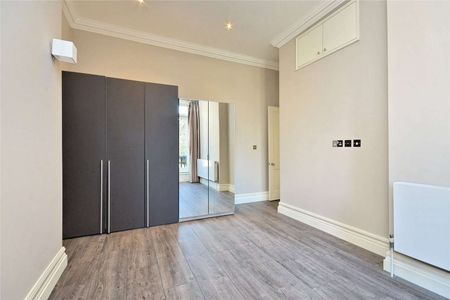 A bright and airy two double bedroom apartment to rent in a period conversion moments from Maida Vale Station (Bakerloo line). - Photo 4