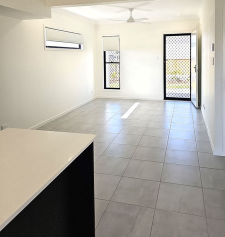 GREAT LOCATION-NEAR NEW FULLY DUCTED 3 BED 2 BATH TOWNHOUSE - Photo 2