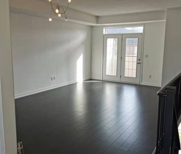 For Lease - 209 Harding Park Street, Newmarket, Ontario - Photo 2