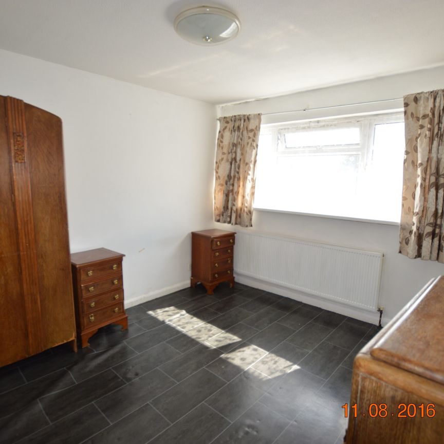 Clark Way, 1st Floor Flat, Hounslow, TW5 9EG - Photo 1
