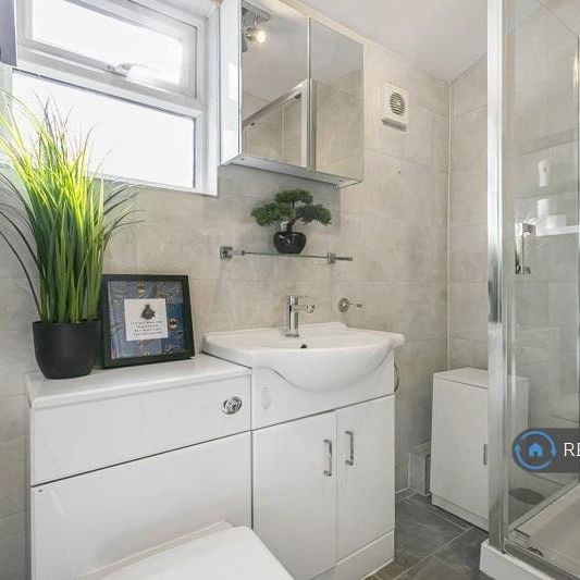1 bedroom in a flat share to rent - Photo 1