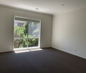 Spacious Family Living in Cranbourne North - Photo 3