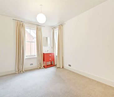 A period family home - Photo 6