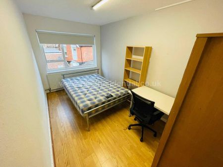1 bedroom in a flat share to rent - Photo 5