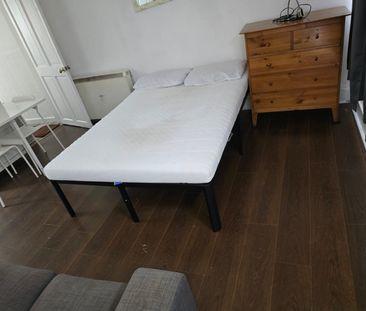 Studio Flat, Mansfield Road, IG1 - Photo 1