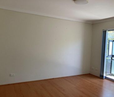 Spacious&comma; Modern Townhouse - Photo 4