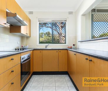 LIGHT-FILLED UNIT IN QUIET STREET !! - Photo 1
