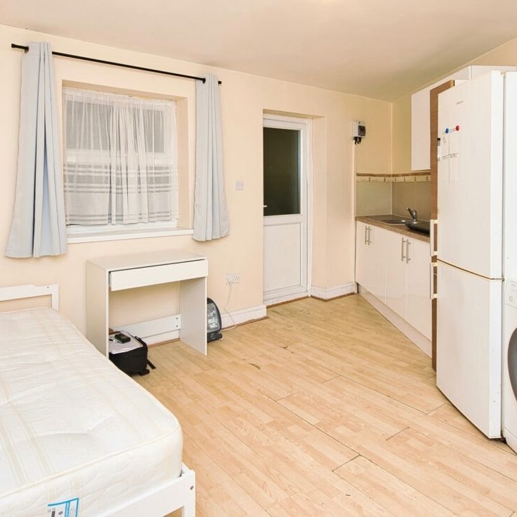 Studio Flat, Beccles Drive, IG11 - Photo 1