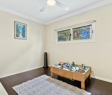 Five Bedroom + Study Fully Furnished Coastal Home � 6 Month Lease a... - Photo 3