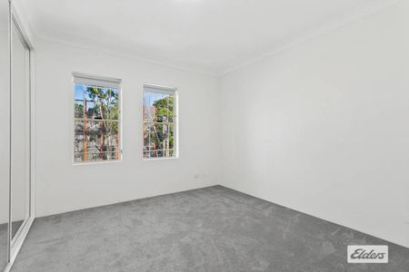 Modern Inner-City Apartment, positioned perfectly in a central location. - Photo 2