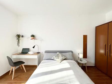 Calle del Dos de Mayo, Madrid, Community of Madrid 28004 - Foto 4