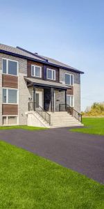 Vaste 61/2 sur 2 étage, style semi-détaché ! NEUF! Décembre 2025, Cour privé - Photo 4