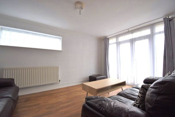 4 bedroom House in Vandyke, Bracknell - Photo 1