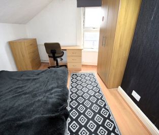 4 bedroom House in Thornville Street, Leeds - Photo 1