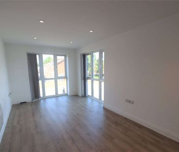 Spacious Unfurnished One Double Bedroom Apartment in Belmont Place ... - Photo 2