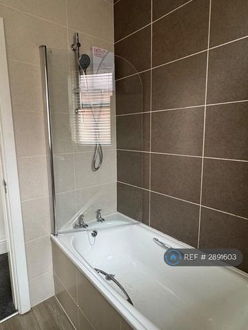 6 bedroom terraced house to rent - Photo 4