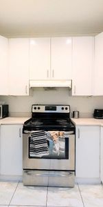 ** Large Furnished 2bed 2bath in a Gorgeous Building Downtown, Metro Atwater ** - Photo 4