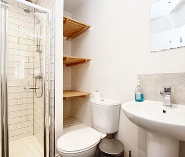 1 bedroom in a house share to rent - Photo 2