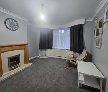 3 bedroom semi-detached house to rent - Photo 2