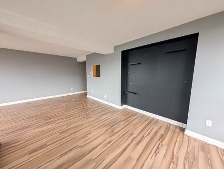 **ALL INCLUSIVE** Beautiful 2 Bedroom Condo in Hamilton!! - Photo 5