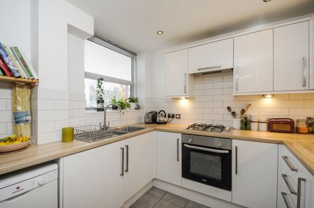 2 Bed Terraced House, Dunston Road, SW11 - Photo 5