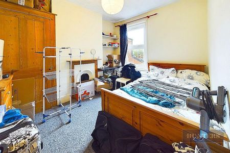 5 bedroom House To Let - Photo 3