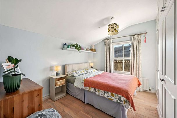 A bright and immaculately presented two-bedroom/two-bathroom top floor apartment, with a small balcony and first floor entrance, within a stunning Victorian building on a tree-lined street. - Photo 1