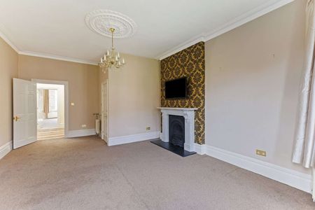 A fine stone built bay fronted family house on the cusp of fashionable Whiteladies Road. - Photo 2