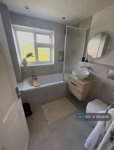 4 bedroom semi-detached house to rent - Photo 2
