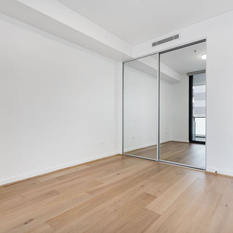 Spacious Apartment with Park Views - Photo 1